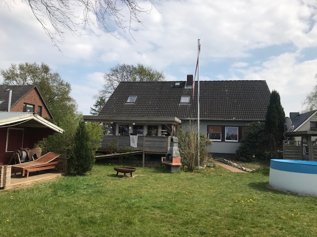 Ein schönes Bild an einem Pool mit Blick auf das Gut Edermann