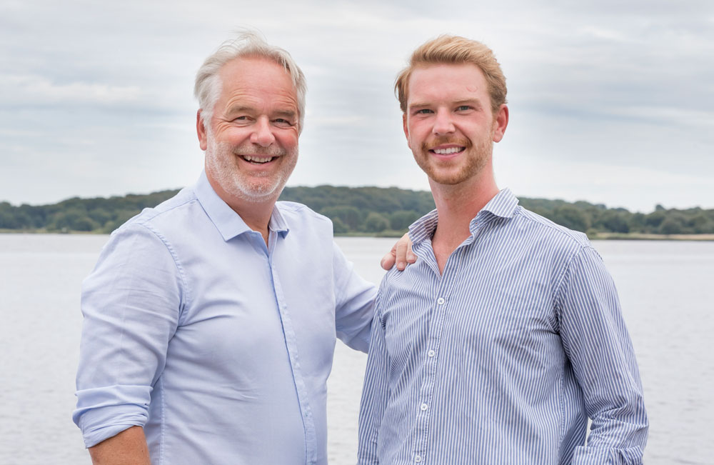 Finanzierungsbetrater Stefan und Jannes Erdmann vor der Schlei